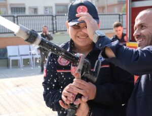 Adana’da Özel Gereksinimli Ahmet, 1 Günlüğüne İtfaiye Eri Oldu