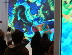 Akbank, Öğrencileri Refik Anadol’un   Yapay Zekâ Eseri İle Buluşturmaya Devam Ediyor