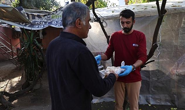 Alanya Aşevi’nden gereksinim sahiplerine günde 2 öğün sıcak yemek