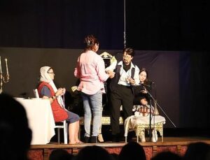 Alayına Makara Tiyatrosu Bayındır’da Gülmekten Kırdı Geçirdi