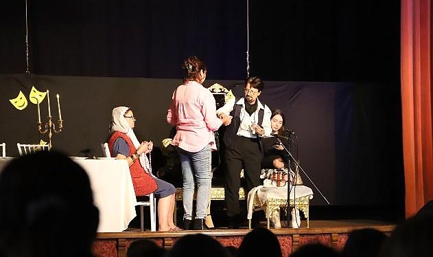 Alayına Makara Tiyatrosu Bayındır’da Gülmekten Kırdı Geçirdi
