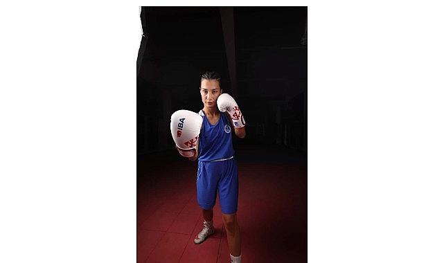 Ayşen, Riyad’da ulu bayrağımızı göndere çekti