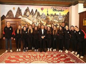 Belediye Başkanı Rasim Arı, Galatasaray Sutopu Bayan Ekibi’ni Ağırladı