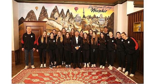 Belediye Başkanı Rasim Arı, Galatasaray Sutopu Bayan Ekibi’ni Ağırladı