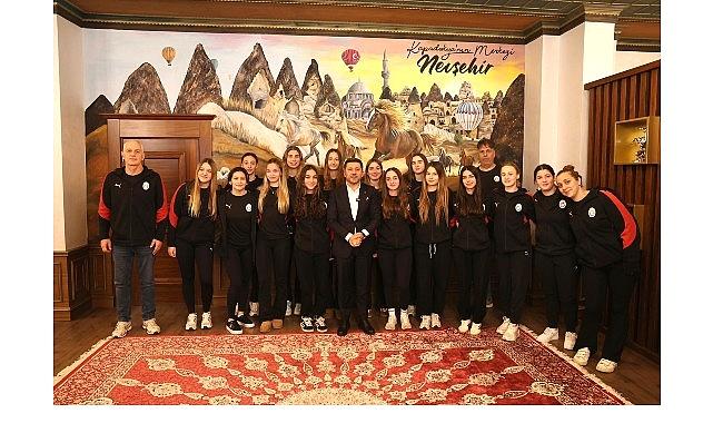 Belediye Başkanı Rasim Arı, Galatasaray Sutopu Bayan Ekibi’ni Ağırladı