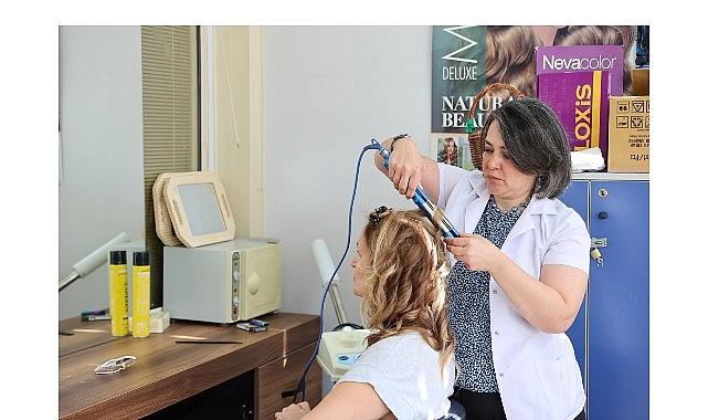 Buca Belediyesi’nin kursları bayanlara meslek kapılarını açıyor