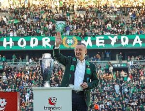 Büyükakın, hem Kocaelispor’u, hem de taraftarı kutladı