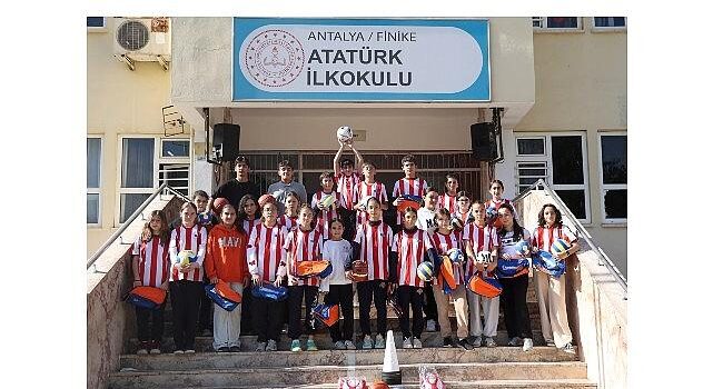 Büyükşehir’den geleceğin atletlerine materyal takviyesi