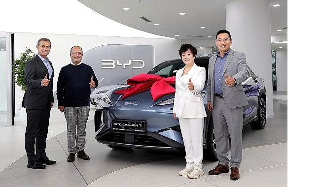 BYD Lider Yardımcısı Stella Li, Türkiye’de Birinci SEALION 7 Teslimatını Gerçekleştirdi