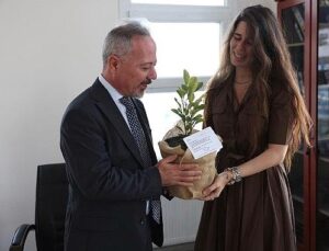 Çeşme Belediyesinden öğretmenlere manalı 24 Kasım ikramı