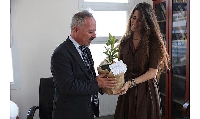 Çeşme Belediyesinden öğretmenlere manalı 24 Kasım ikramı