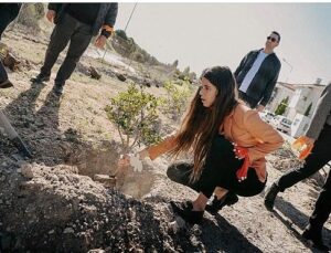 Çeşme’de 411 fidan, binlerce adım, tek bir kelam: “İstanbul Mukavelesi yaşatır”