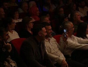 “Çiğli Güldürü Akşamları” Öğretmenlere Sevinçli Bir Gece Yaşattı