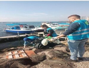 Doğaseverler Karşıyaka’da kıyı paklığı yaptı