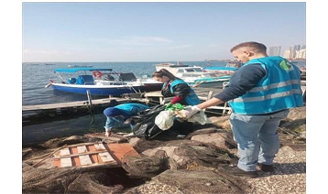 Doğaseverler Karşıyaka’da kıyı paklığı yaptı