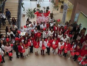 EÜ Hemşirelik Fakültesinde balonlar Cumhuriyet için havalandı