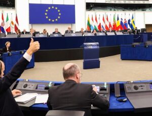 European Parliament calls for an interdiction of social media for teens under 16 