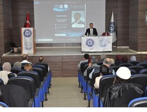 EÜ’ye konuk olan Prof. Dr. İbrahim Maraş, genç ilahiyatçılarla bir ortaya geldi