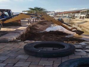 Foça’da rekor yağış sonrası dere paklığı ve alt yapı çalışmaları sürat kazandı