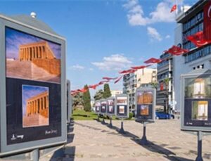 Gazeteci Korcan Karar’ın “Anıtkabir” standı İzmir’de açıldı