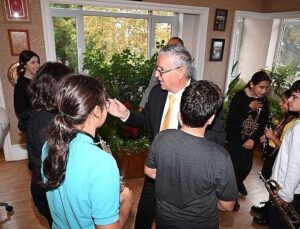 Geleceğin müzisyenlerinden Lider Topaloğlu’na Öğretmenler Günü sürprizi