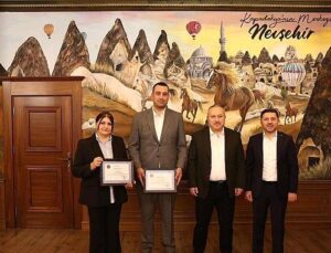 “İlmek İlmek Türkiye” Halı Motifi Vali Fidan’a Armağan Edildi