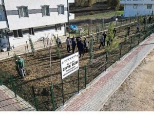 İnegöllü Gençlerden Örnek Davranış: 32 Fidan Toprakla Buluştu