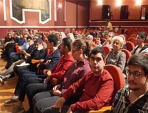 İş hayatına hazırlanan nöroçeşitli gençlerin mezuniyet sevinci