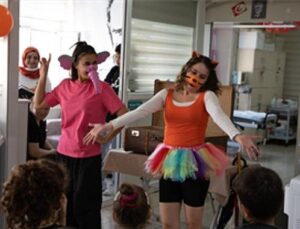 İzmir Kent Tiyatroları’nın “Sanat İyileştirir” projesi sürüyor