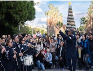 İzmir, yeni yılı rengarenk bir şenlikle karşılıyor