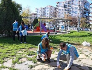 İzmirli gönüllüler el ele vererek tabiat için temizlediler