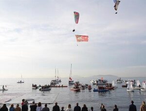 Kadıköy’de Binlerce Kişi Ata’ya Hürmet Zinciri Oluşturdu