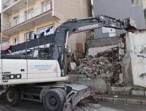 Konak’ta metruk yapıların yıkımı devam ediyor