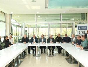 Konutlarına giremeyen ailelere moral ziyareti