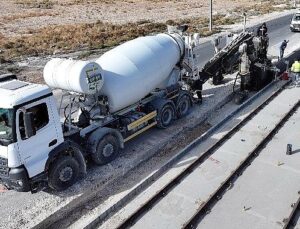 Konya Büyükşehir, Yeni Tramvay Sınırı İnşaatında Trafiği Kapatmadan Örnek Bir Sistemle Beton Bariyer Yapıyor