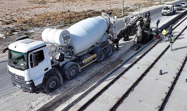 Konya Büyükşehir, Yeni Tramvay Sınırı İnşaatında Trafiği Kapatmadan Örnek Bir Sistemle Beton Bariyer Yapıyor