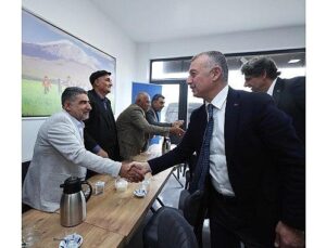 Lider Büyükakın, Ağrılılarla bir ortaya geldi