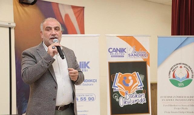 Lider Sandıkçı, “3 yıldır kesintisiz halde, rastgele bir özel şart olmadan, tüm öğrencilere burs dayanağı sağlayan tek belediyeyiz”