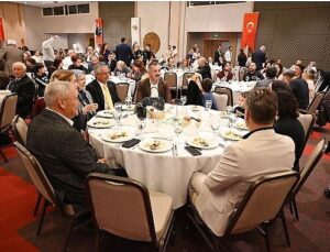 Lider Topaloğlu öğretmenlerle yemekte bir ortaya geldi