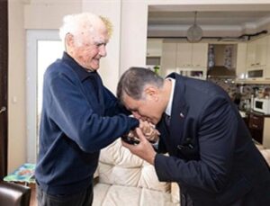 Lider Tugay lise öğretmenini ziyaret etti