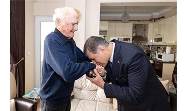 Lider Tugay lise öğretmenini ziyaret etti