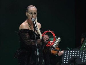 Niran Ünsal İzmir’de Sessizliği Bozdu