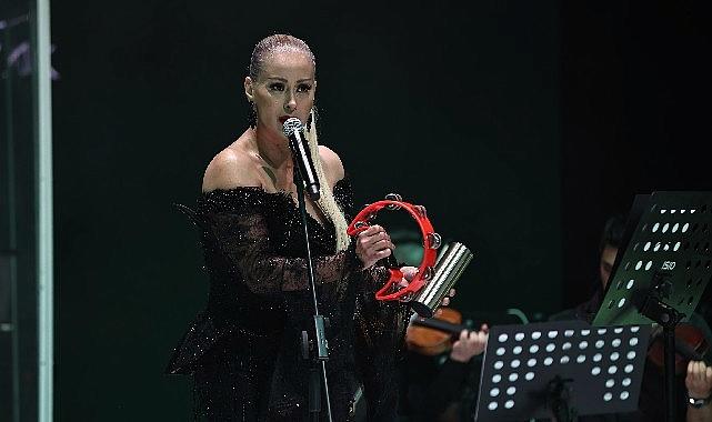 Niran Ünsal İzmir’de Sessizliği Bozdu