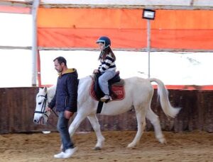 Orta tatili at üstünde geçirdiler