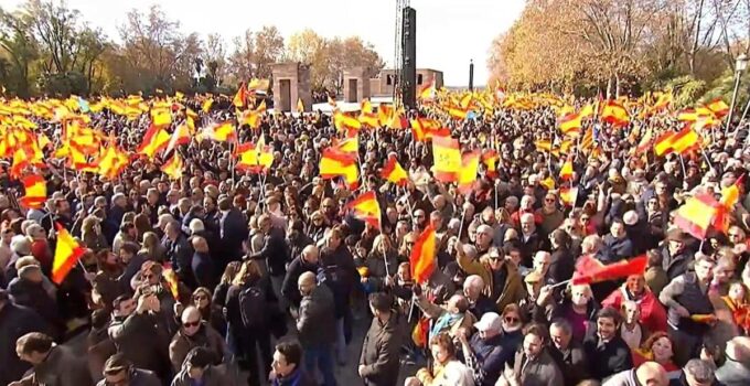 Thousands of Spaniards take part in antigovernment protests