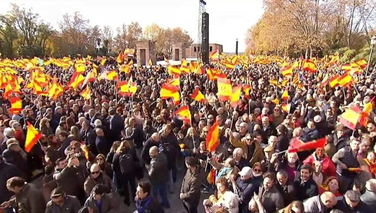 Thousands of Spaniards take part in antigovernment protests