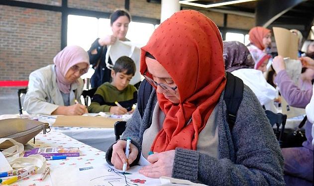 Turuncu balonlarla bayana şiddete ‘dur’ iletisi