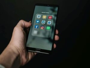 Avustralya’da tarihi yasak başladı: Instagram, TikTok ve YouTube’u 16 yaş altına kapattılar!