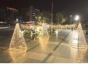 Büyükşehir Belediyesi Antalya’yı süslüyor