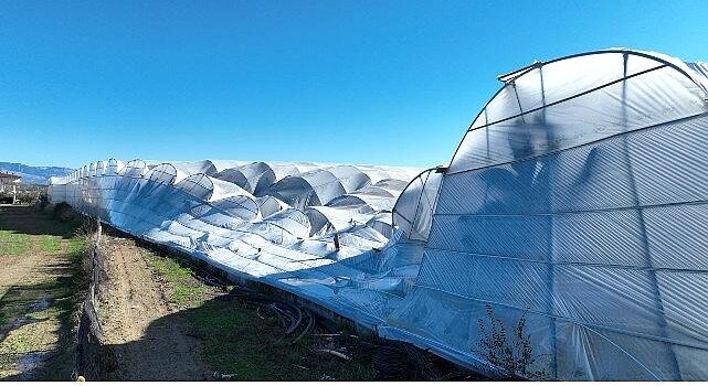 Büyükşehir Belediyesi seraları ziyan gören çiftçinin yanında